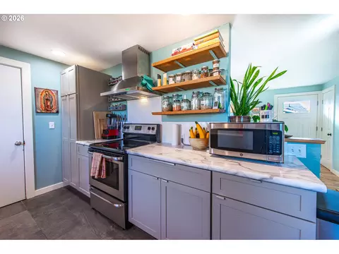 Kitchen - 2274 Centennial Blvd, Springfield, OR 97477 photo 2 of 5