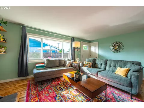 Living - 2274 Centennial Blvd, Springfield, OR 97477 photo 3 of 4