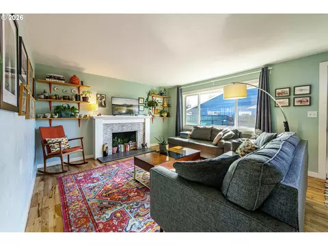Living - 2274 Centennial Blvd, Springfield, OR 97477 photo 2 of 4