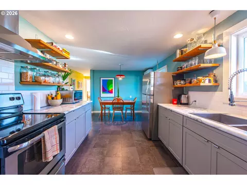 Kitchen - 2274 Centennial Blvd, Springfield, OR 97477 photo 4 of 5