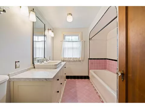 Bath - 1230 SE Barnes Rd, Gresham, OR 97080 photo 3 of 3