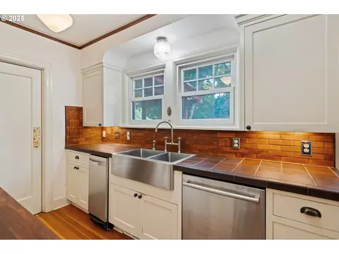 Kitchen - 1230 SE Barnes Rd, Gresham, OR 97080 photo 4 of 5