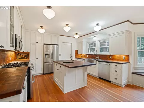 Kitchen - 1230 SE Barnes Rd, Gresham, OR 97080 photo 2 of 5