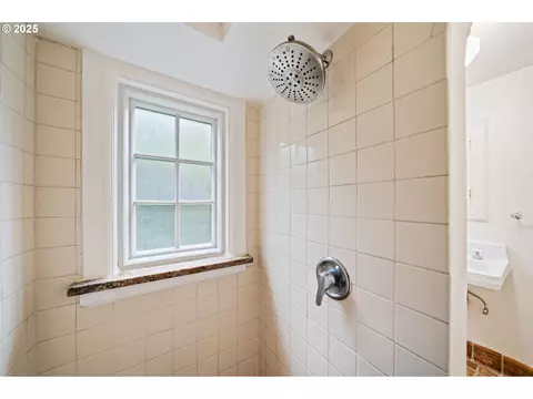 Bath - 1230 SE Barnes Rd, Gresham, OR 97080 photo 2 of 3