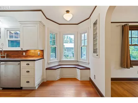 Kitchen - 1230 SE Barnes Rd, Gresham, OR 97080 photo 3 of 5