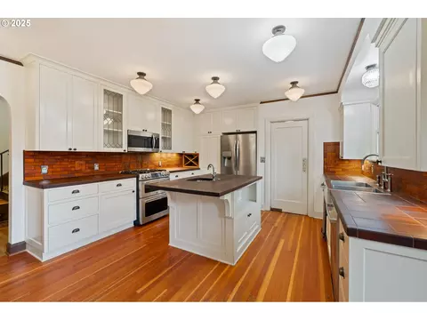 Kitchen - 1230 SE Barnes Rd, Gresham, OR 97080 photo 5 of 5
