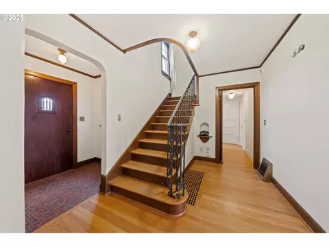 Entry Way - 1230 SE Barnes Rd, Gresham, OR 97080 photo 2 of 2