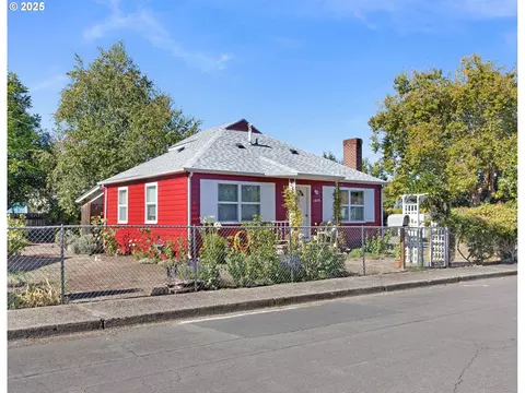 1016 W Ridgeview Ct, Roseburg, OR 97471