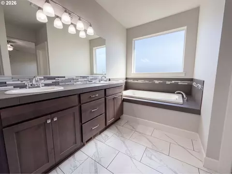 Bath - 3746 SW Mckinley St, Gresham, OR 97080 photo 2 of 3