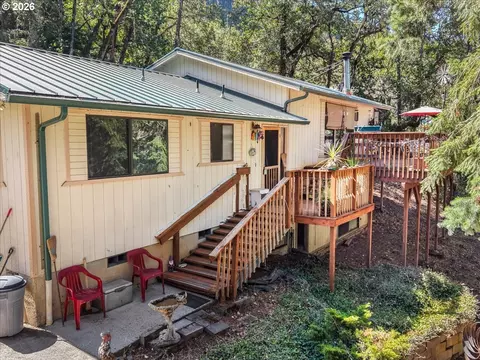 715 Jodee St, Myrtle Creek, OR 97457