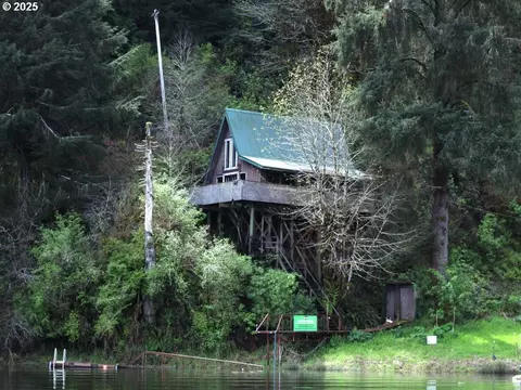 739 N Tenmile, Lakeside, OR 97449