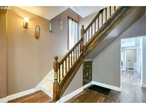 Entry Way - 417 NW 4th St, Pendleton, OR 97801 photo 6 of 6