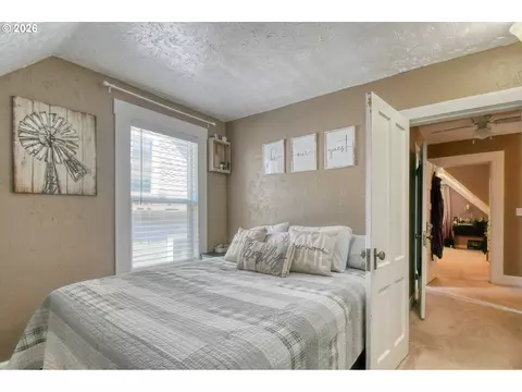 Bedroom - 417 NW 4th St, Pendleton, OR 97801 photo 6 of 8