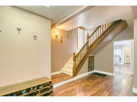 Entry Way - 417 NW 4th St, Pendleton, OR 97801 photo 2 of 6
