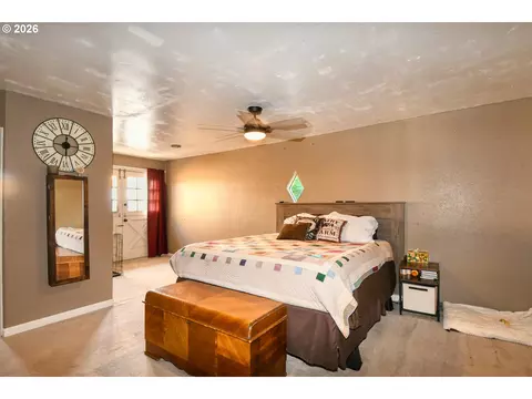 Bedroom - 417 NW 4th St, Pendleton, OR 97801 photo 4 of 8