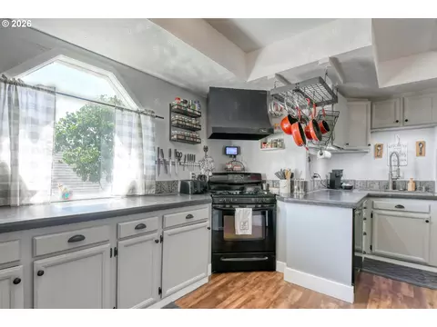 Kitchen - 417 NW 4th St, Pendleton, OR 97801 photo 4 of 6