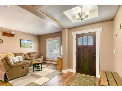 Entry Way - 417 NW 4th St, Pendleton, OR 97801 photo 1 of 6