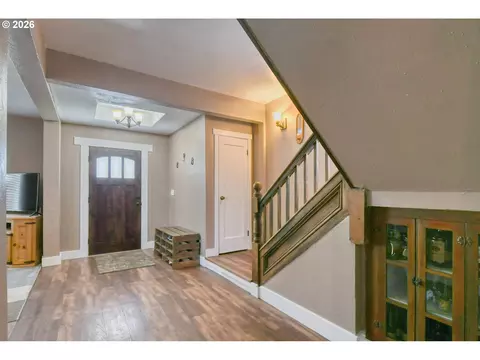 Entry Way - 417 NW 4th St, Pendleton, OR 97801 photo 3 of 6