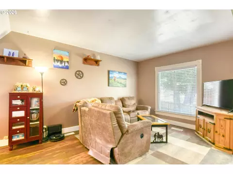 Living - 417 NW 4th St, Pendleton, OR 97801 photo 1 of 3