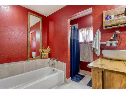 Bath - 417 NW 4th St, Pendleton, OR 97801 photo 1 of 4