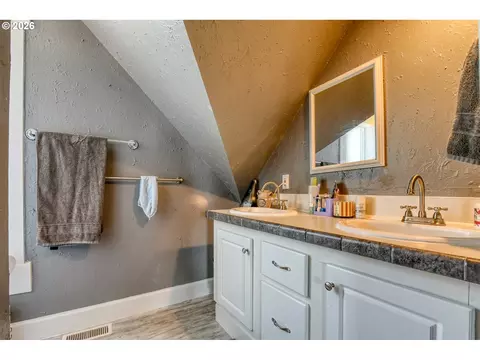 Bath - 417 NW 4th St, Pendleton, OR 97801 photo 4 of 4