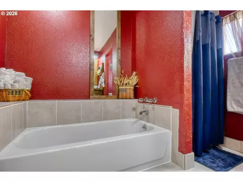 Bath - 417 NW 4th St, Pendleton, OR 97801 photo 3 of 4