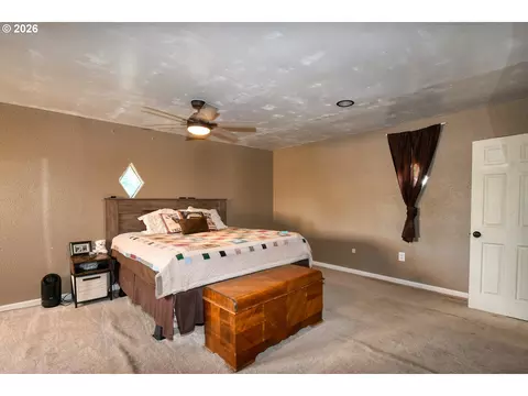 Bedroom - 417 NW 4th St, Pendleton, OR 97801 photo 2 of 8