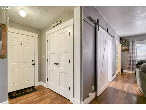 Entry Way - 417 NW 4th St, Pendleton, OR 97801 photo 4 of 6