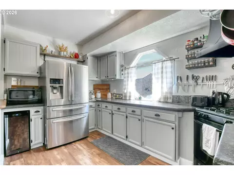 Kitchen - 417 NW 4th St, Pendleton, OR 97801 photo 5 of 6