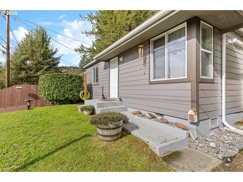 950 W 17th St, Coquille, OR 97423