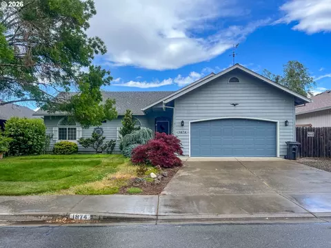 1874 SW Topaz Ln, Grants Pass, OR 97526