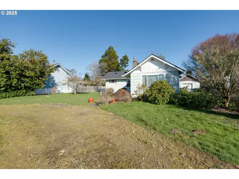 878 NW Warrenton Dr, Warrenton, OR 97146