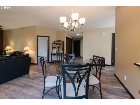 Dining - 512 Pegasus Ct, Molalla, OR 97038 photo 1 of 2