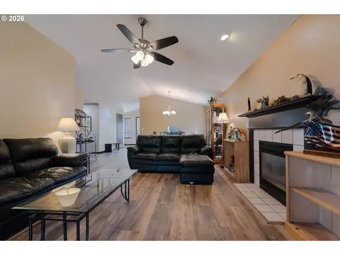 Living - 512 Pegasus Ct, Molalla, OR 97038 photo 1 of 1