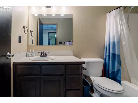 Bath - 512 Pegasus Ct, Molalla, OR 97038 photo 1 of 2