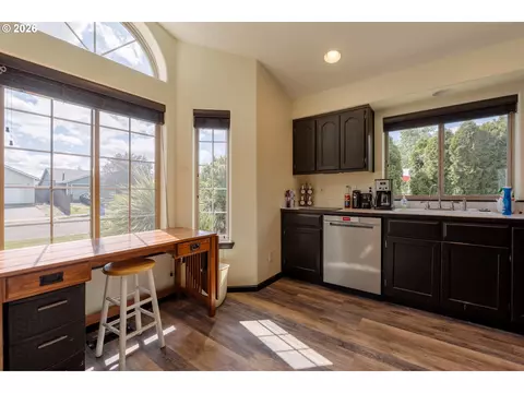 Kitchen - 512 Pegasus Ct, Molalla, OR 97038 photo 3 of 5
