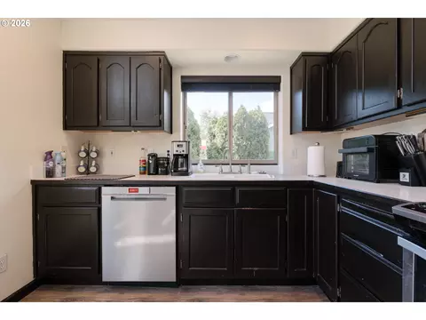 Kitchen - 512 Pegasus Ct, Molalla, OR 97038 photo 5 of 5