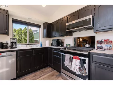 Kitchen - 512 Pegasus Ct, Molalla, OR 97038 photo 4 of 5