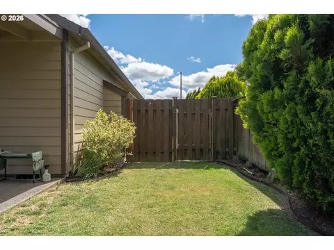 Exterior - 512 Pegasus Ct, Molalla, OR 97038 photo 5 of 6