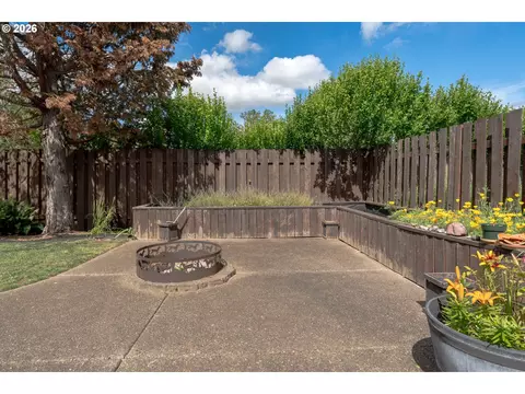 Exterior - 512 Pegasus Ct, Molalla, OR 97038 photo 3 of 6