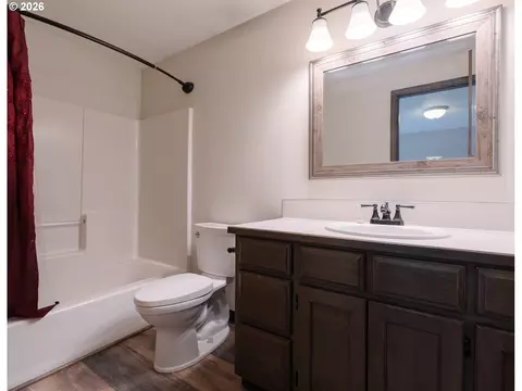 Bath - 512 Pegasus Ct, Molalla, OR 97038 photo 2 of 2