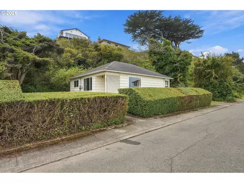 325 1st St SW, Bandon, OR 97411