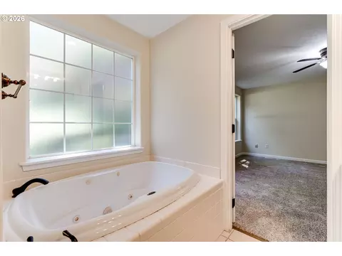 Bath - 3417 Videra Dr, Eugene, OR 97405 photo 5 of 6