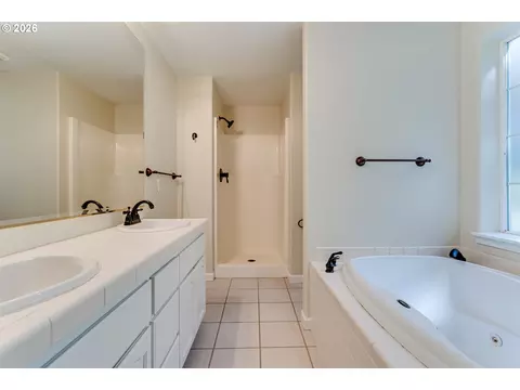 Bath - 3417 Videra Dr, Eugene, OR 97405 photo 2 of 6