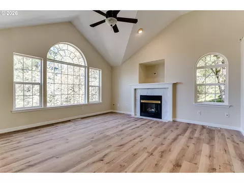 Living - 3417 Videra Dr, Eugene, OR 97405 photo 3 of 8