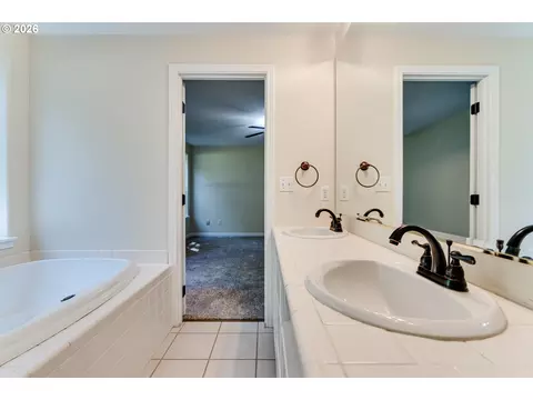 Bath - 3417 Videra Dr, Eugene, OR 97405 photo 4 of 6
