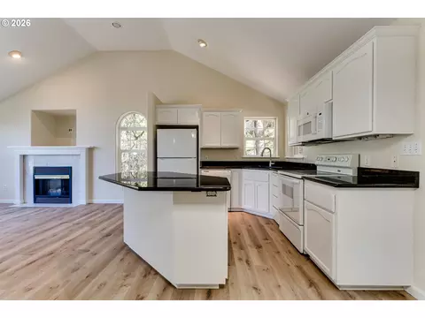 Kitchen - 3417 Videra Dr, Eugene, OR 97405 photo 3 of 4