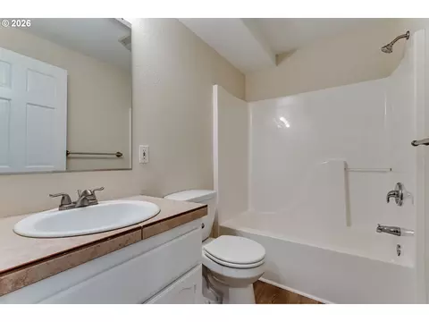 Bath - 3417 Videra Dr, Eugene, OR 97405 photo 6 of 6