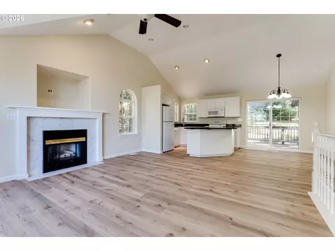 Living - 3417 Videra Dr, Eugene, OR 97405 photo 5 of 8
