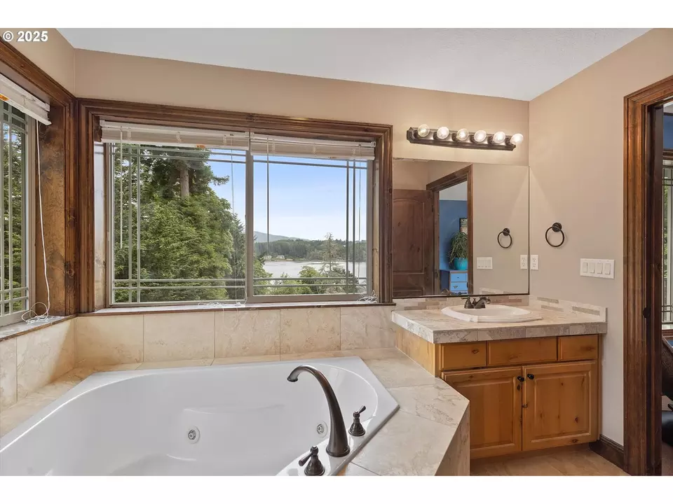 Bath - 1280 NE Regatta St, Lincoln City, OR 97367 photo 2 of 6